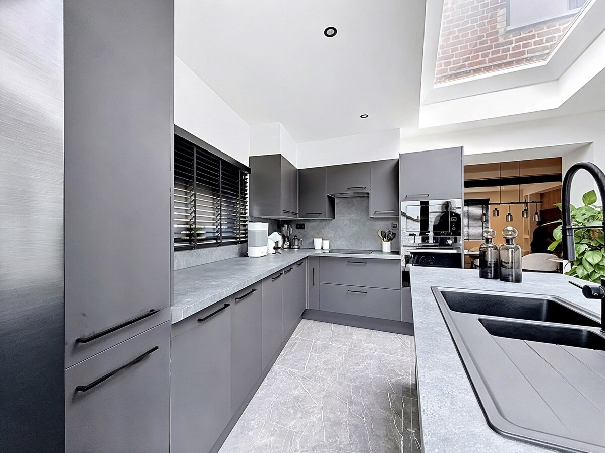 Gerenoveerde halfopen bebouwing EPC B met 3 slaapkamers, dubbele garage en tuin! 