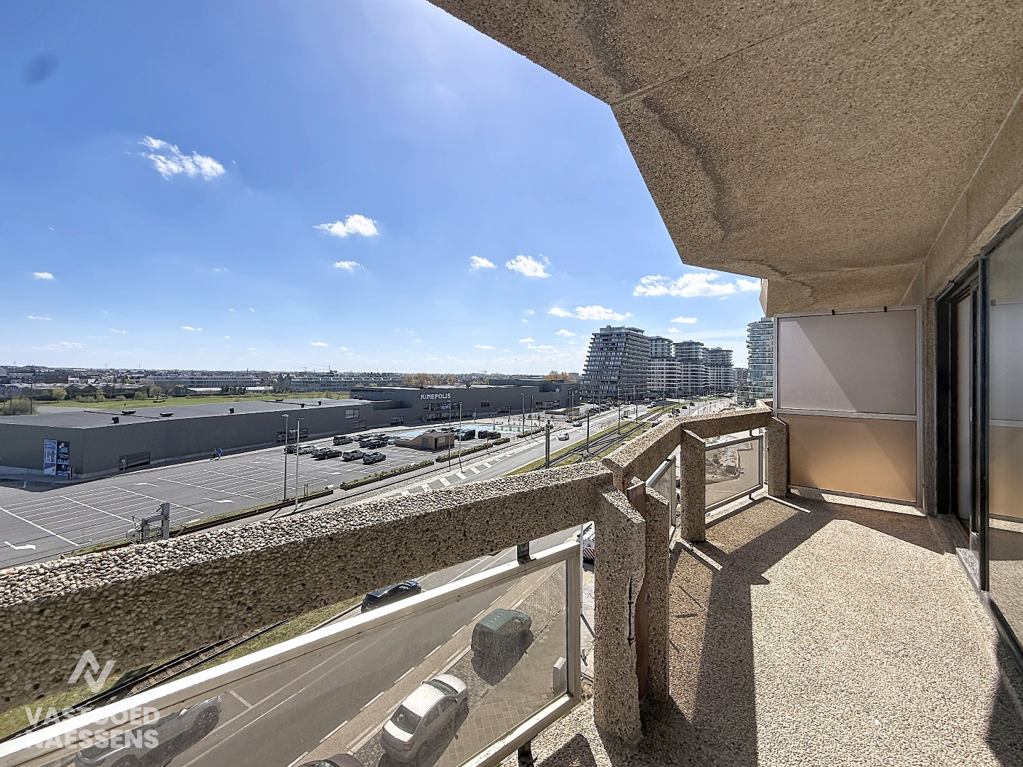 Studio prêt à emménager avec coin chambre et terrasse ensoleillée 