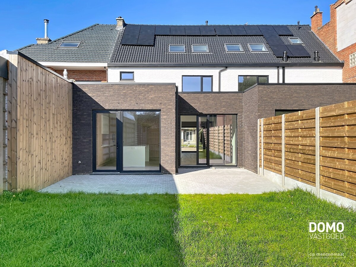 Instapklare totaalrenovatie met luxueuze afwerking, 4 slaapkamers en zuidgerichte tuin 