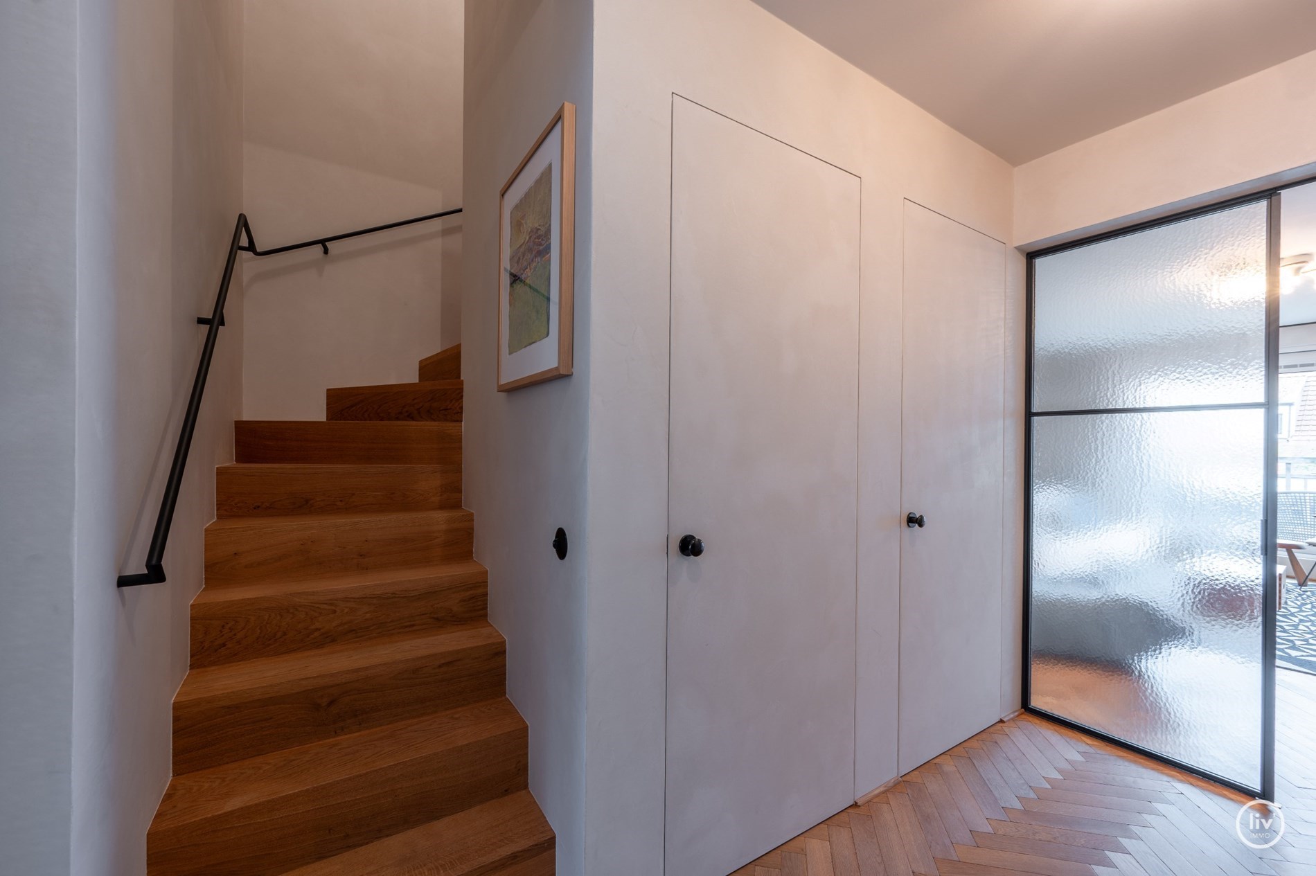 Uniek afgewerkt duplex dakappartement met mooie terrassen gelegen aan de zuidkant van de Kustlaan, vlakbij het Driehoeksplein. 