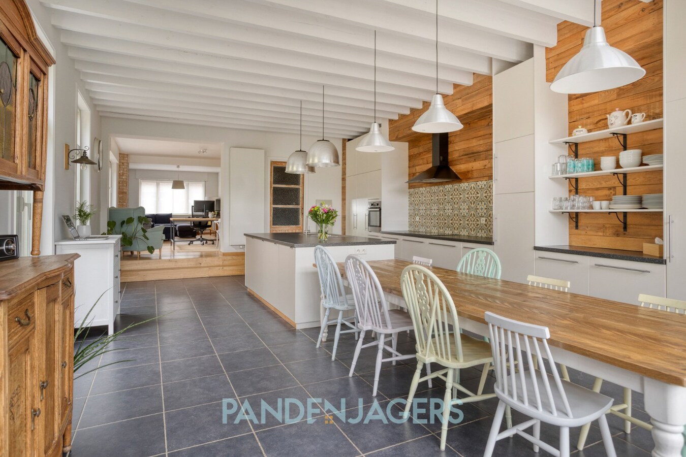 Gerenoveerde woning met uitzonderlijk groot magazijn op unieke locatie te Duffel 