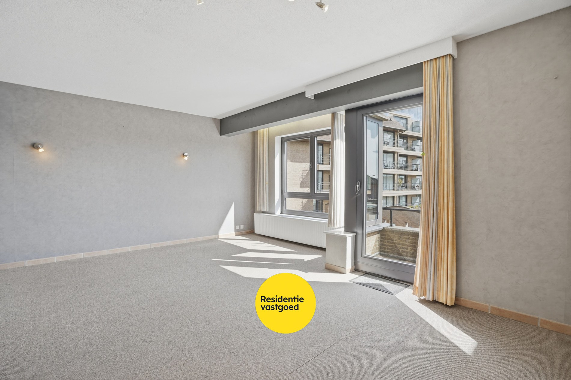 Op te frissen 2-slaapkamerappartement (73m²) te Koksijde Sint-Idesbald. 