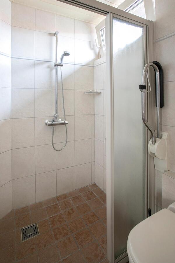 Nette 2-kapper met 4 slaapkamers en privacy biedende tuin gelegen op 346 m² ondergrond. 