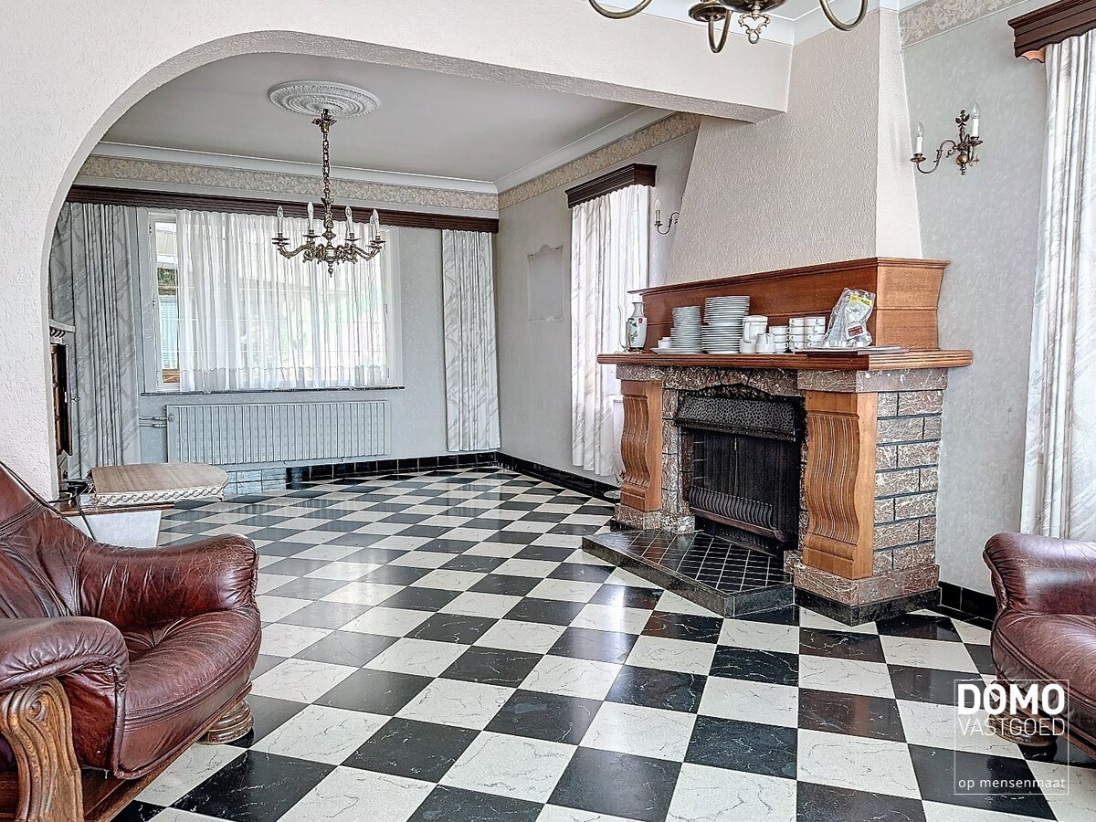 Ruime open bebouwing met tuin gelegen te Kermt. 