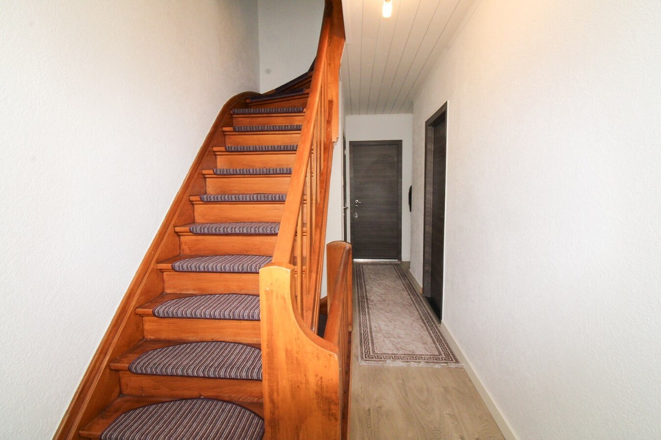 Verrassend ruime gezinswoning met energielabel B, vier slaapkamers en een uitgestrekte diepe tuin te koop in Sint-Niklaas! 