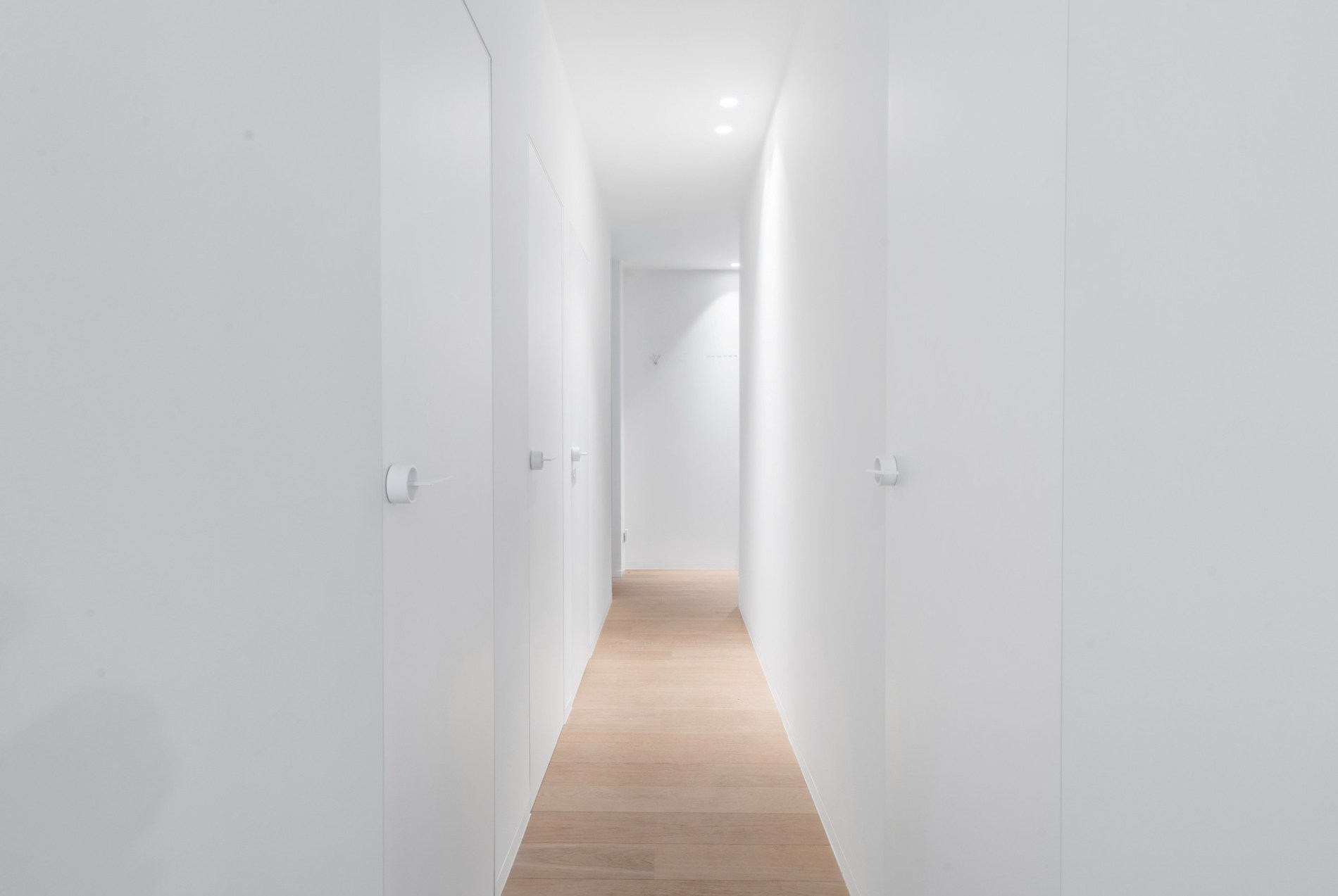 Zeer mooi en luxueus afgewerkt 3 slaapkamer appartement aan het Driehoeksplein nabij de Zeedijk 