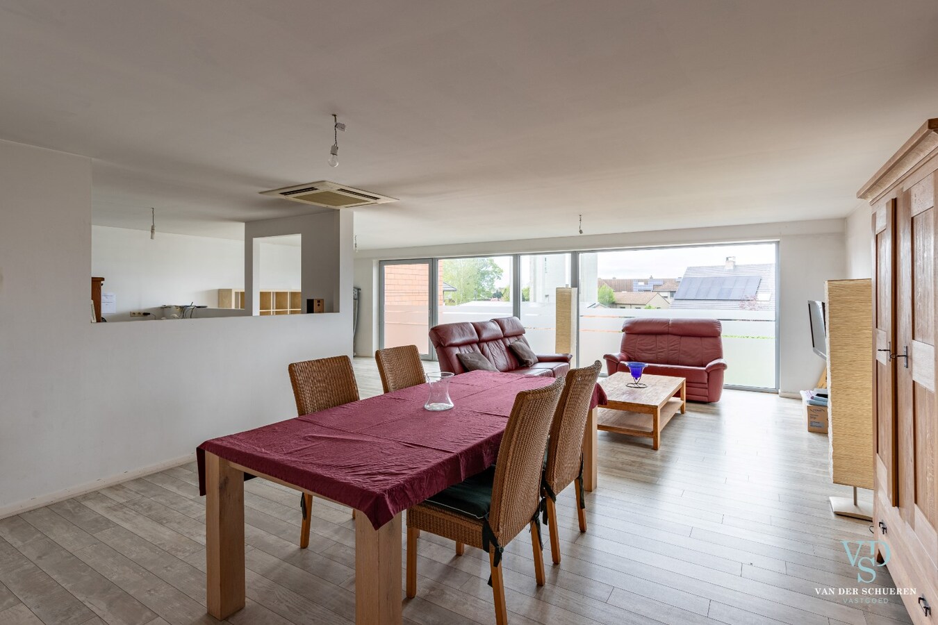 Handelspand mét woongelegenheid op commerciële locatie 