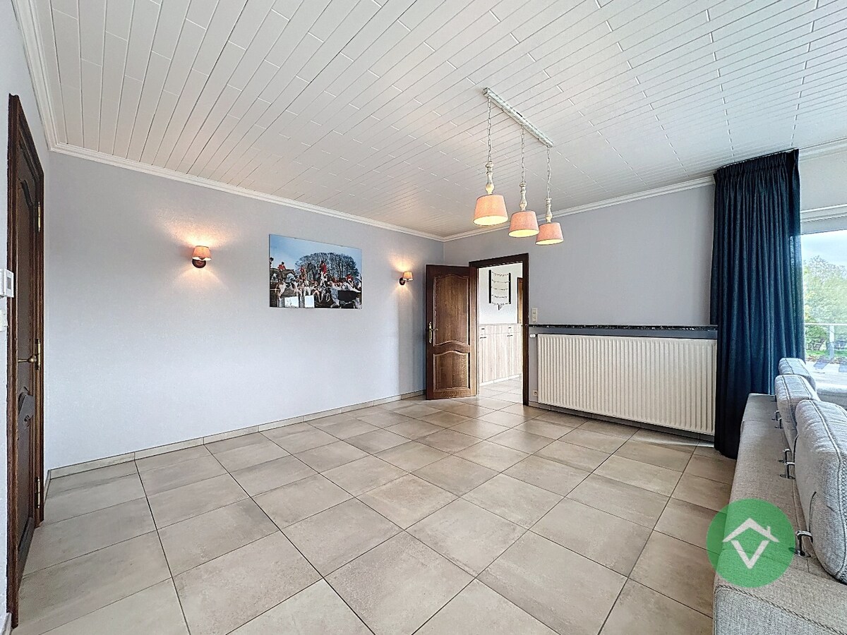 Statige bungalow op 1.811m² met landelijk zicht, drie slaapkamers en twee garages te Ichtegem 