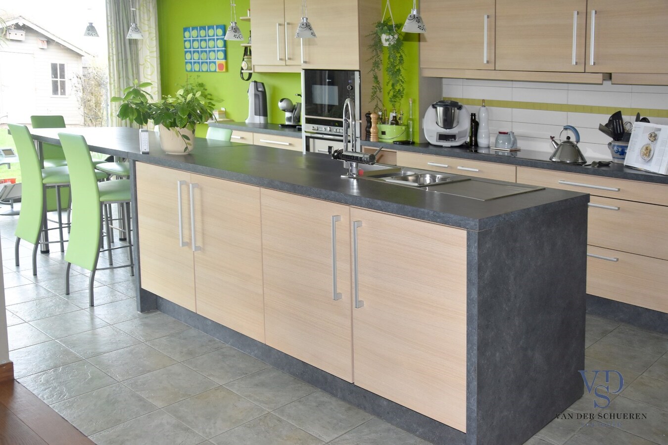 Eigentijdse, verrassend ruime Open Bebouwing 