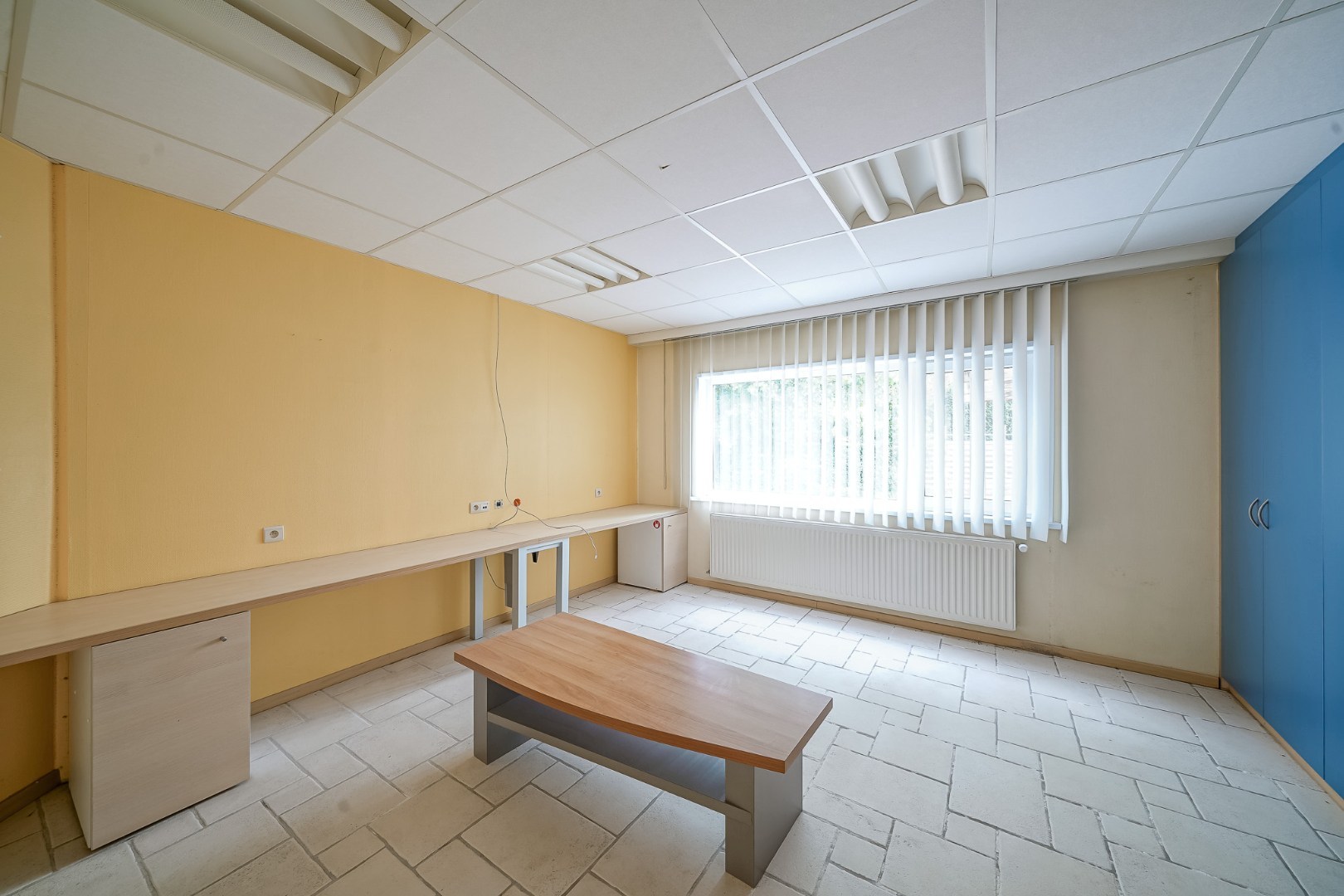 Winkelruimte met magazijn en woonst te Oostende 