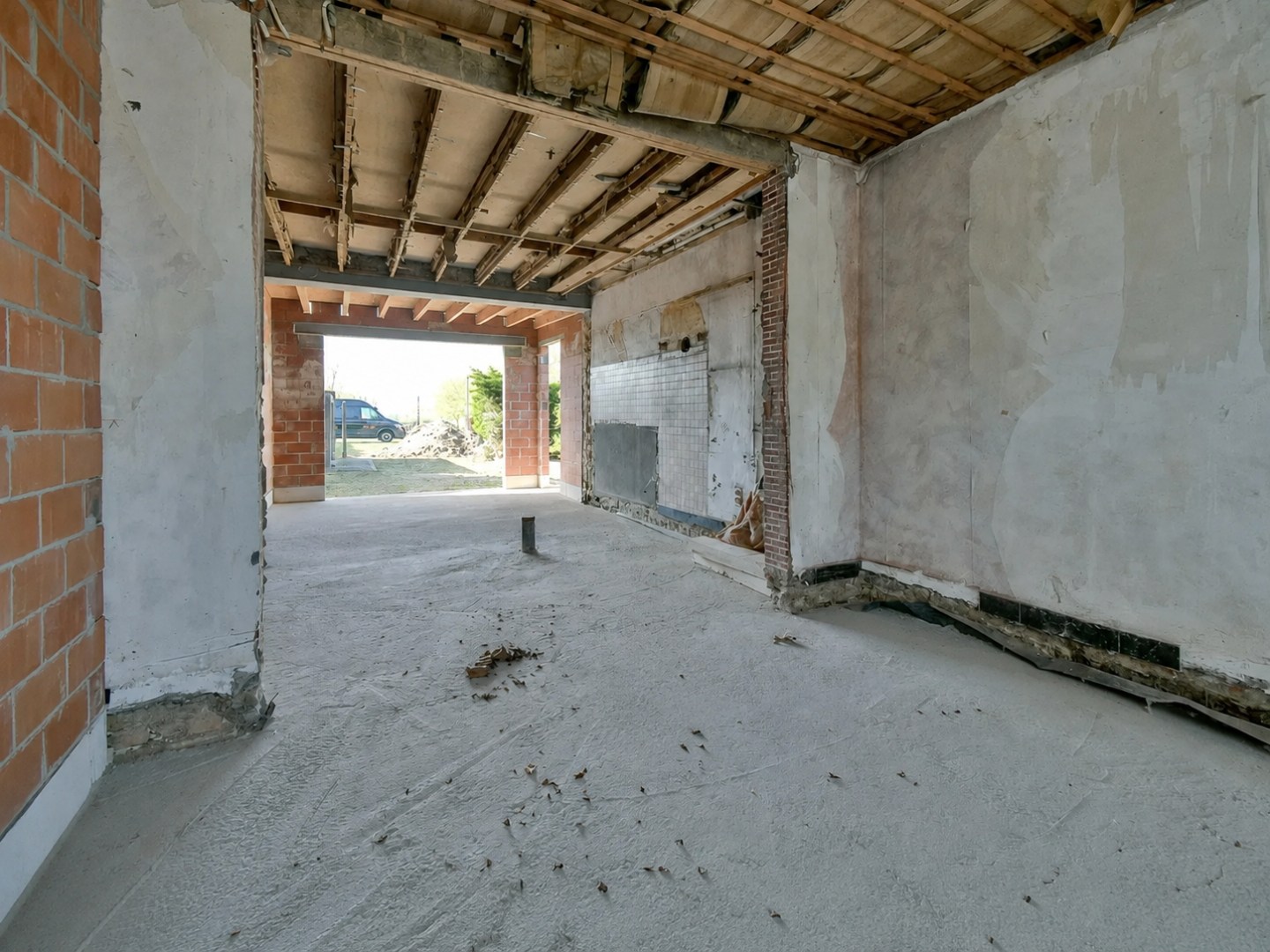 Ruwbouwwoning met tal van mogelijkheden in rustige ligging te Kortemark! 