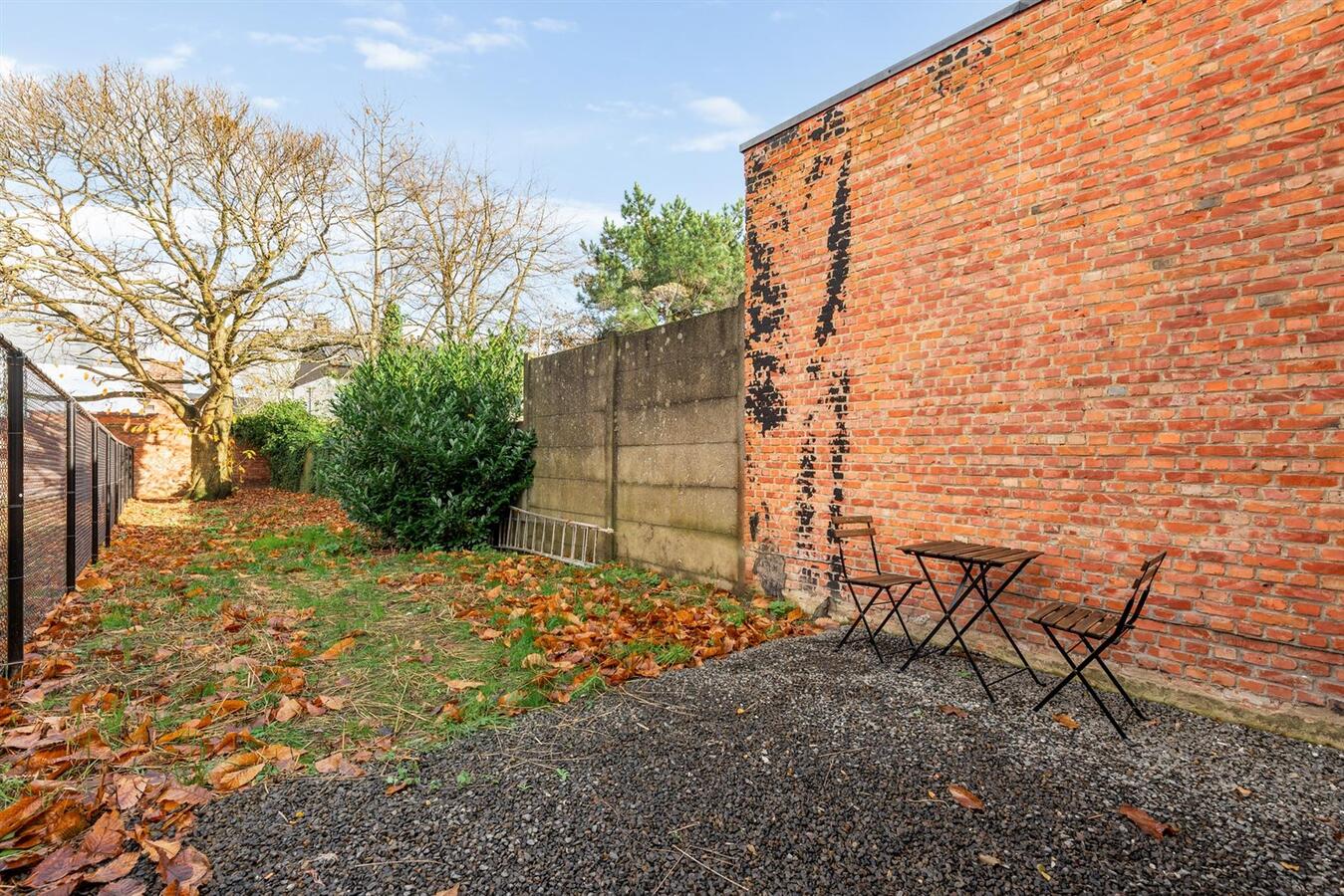 Gerenoveerd gelijkvloers appartement met ruime tuin! 