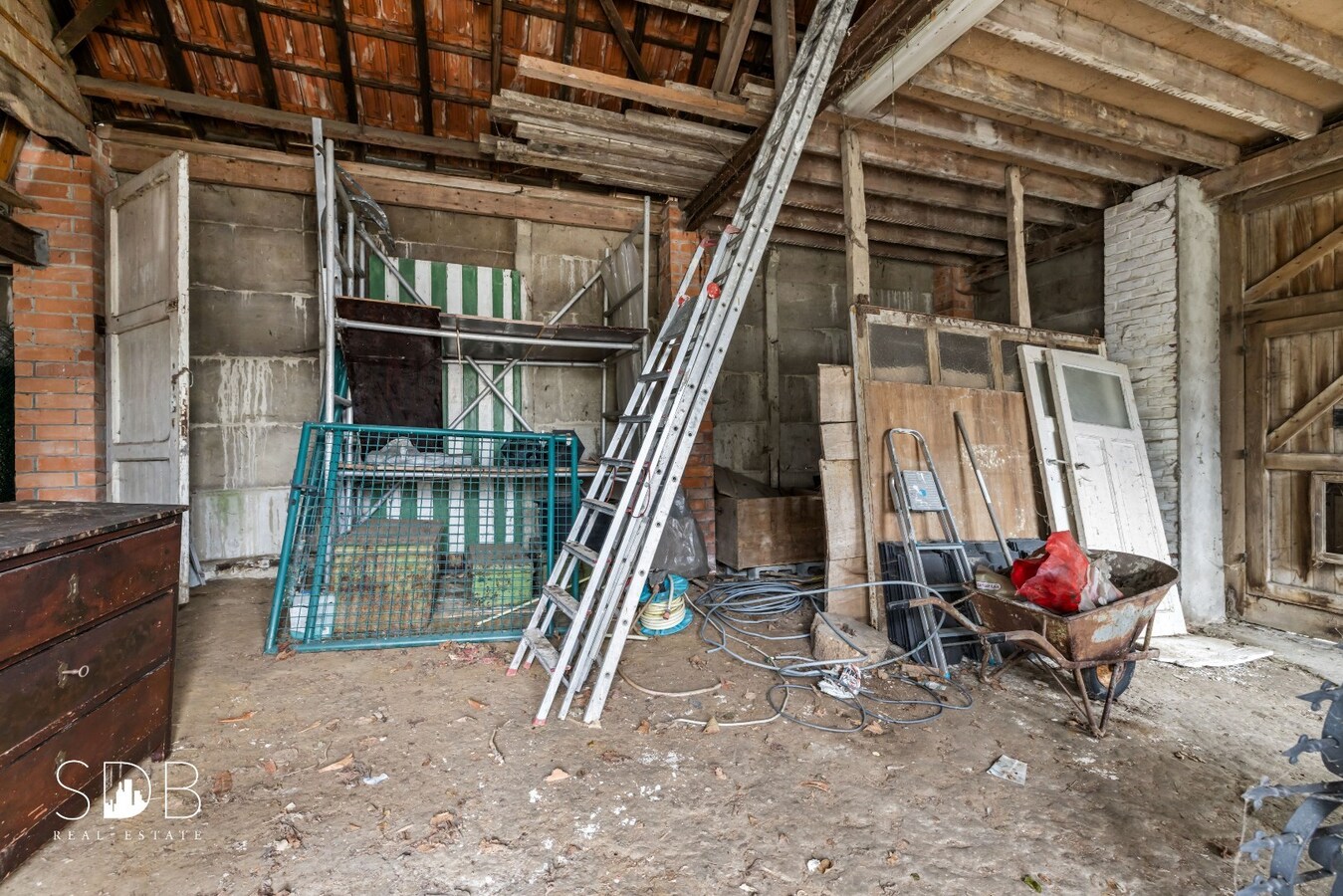 Authentieke hoeve met bijgebouwen met graslanden op circa 8.750m² 