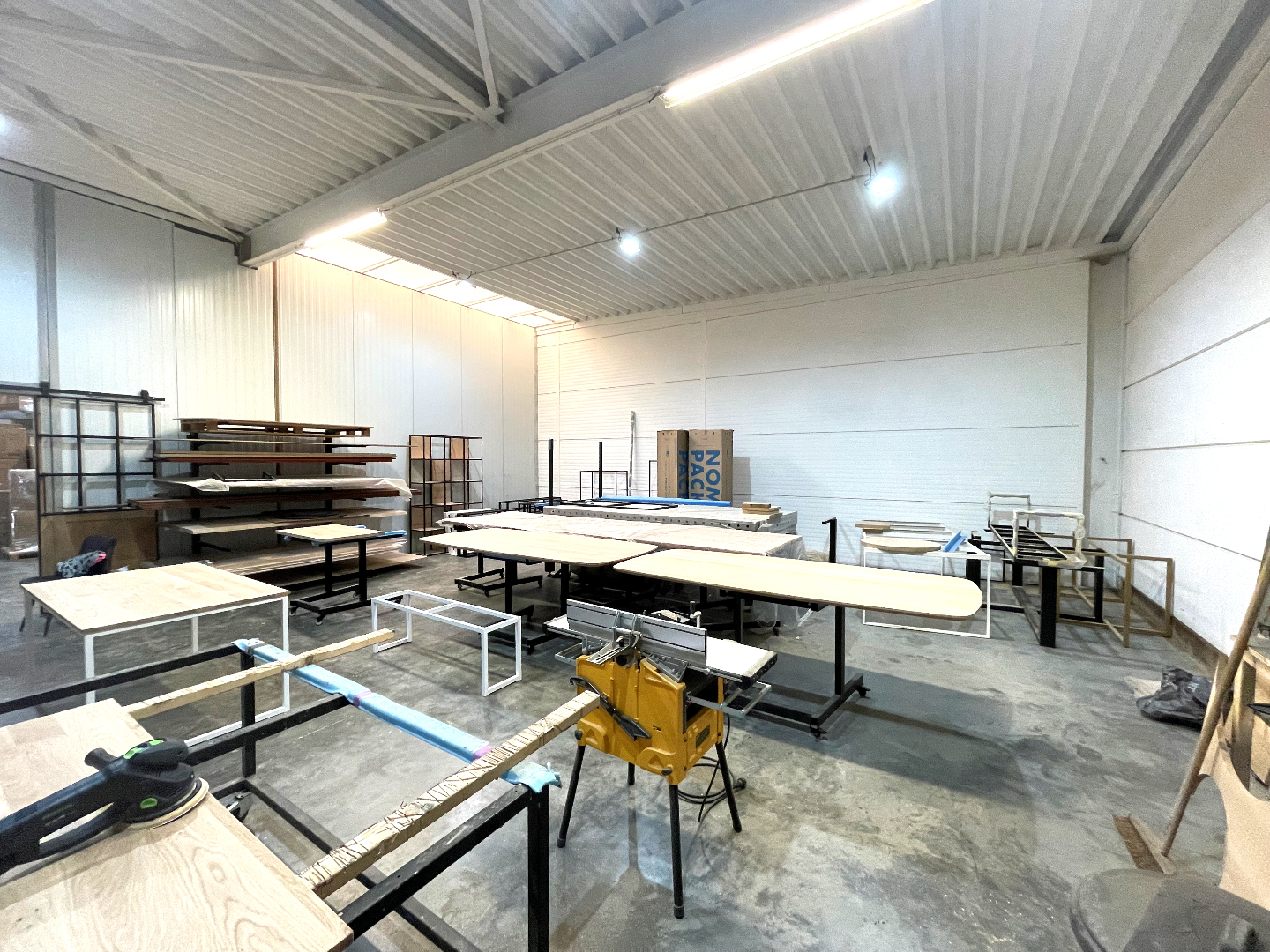 Magazijn van 210m² met rustige ligging 