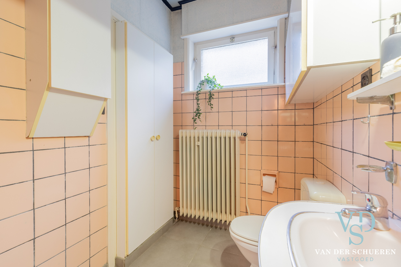 Bungalow met bijgebouw. 