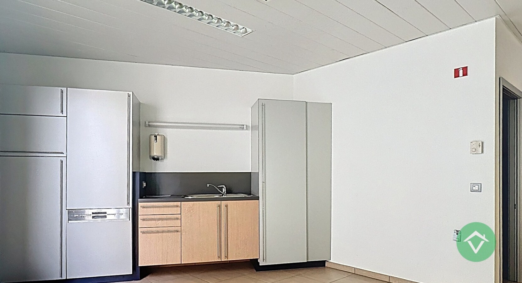 Commerciële toplocatie in Vleteren met burelen, vergaderruimtes en parking 