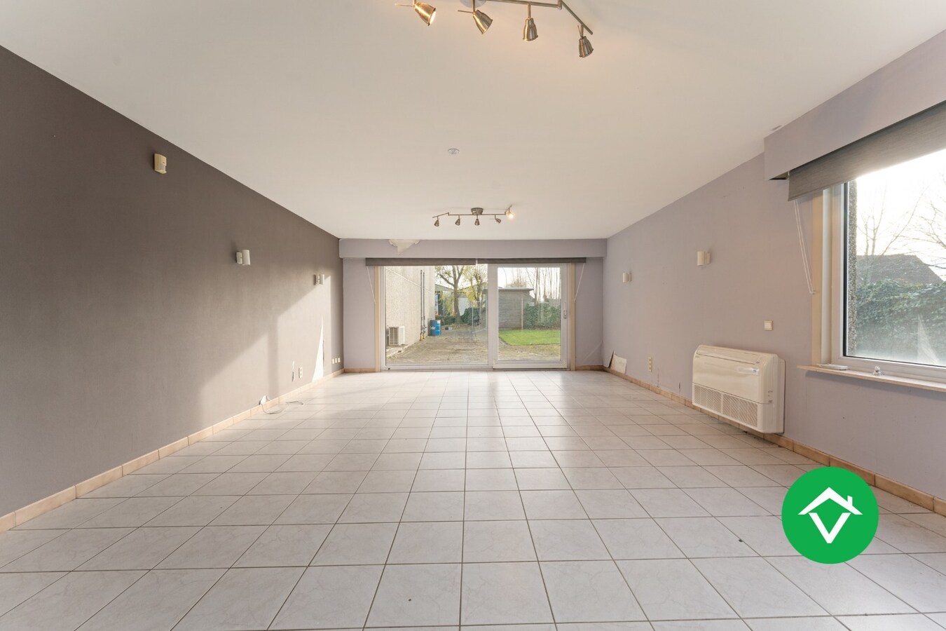 Bedrijfsgebouw met woonst te Ichtegem 