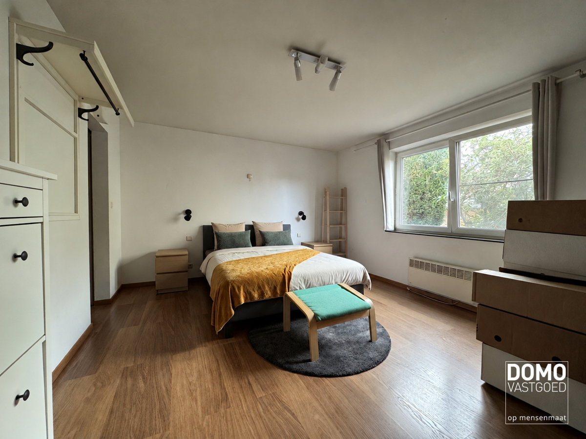 RUIM GELIJKVLOERS APPARTEMENT MET 2 SLAAPKAMERS, INLOOPDRESSING, PRIVATIEF TERRAS EN PARKEERPLAATS IN DIEPENBEEK 