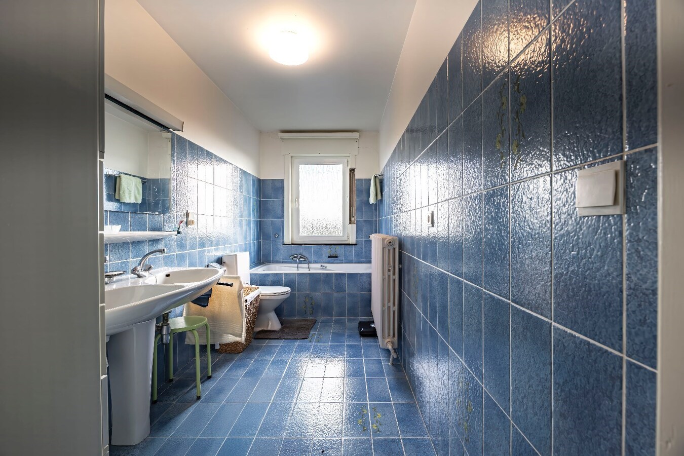 Stevig gebouwde gezinswoning met garage op zonovergoten perceel 