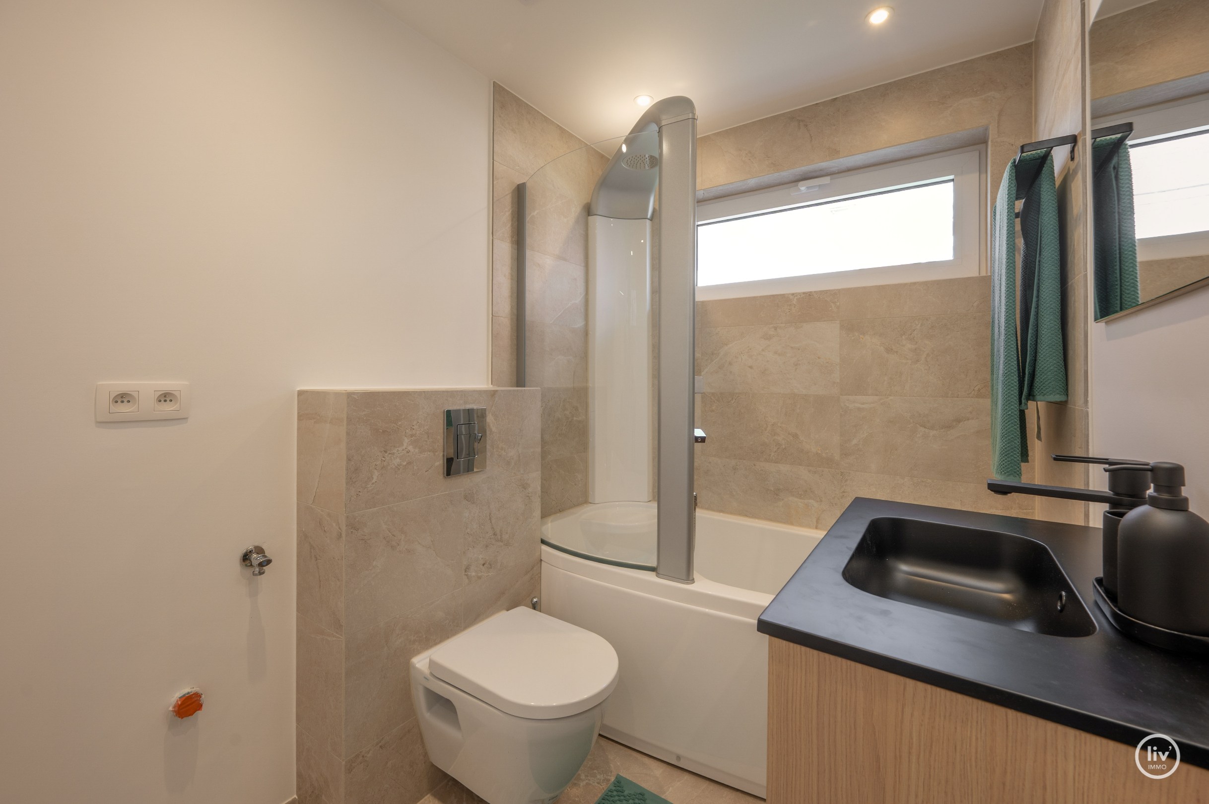 Zuidgericht hoekappartement met open zichten, gelegen in een charmante villaresidentie op wandelafstand van de Zeedijk van Duinbergen. 