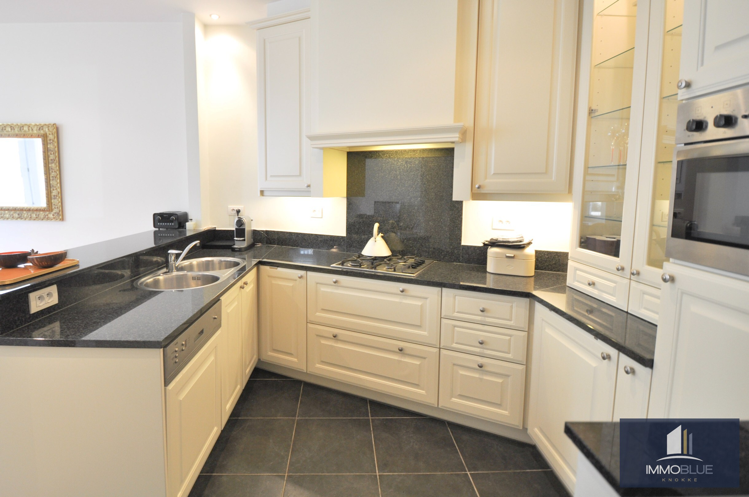 Appartement plein de charme situé dans une résidence emblématique à quelques pas de la place Albert. 