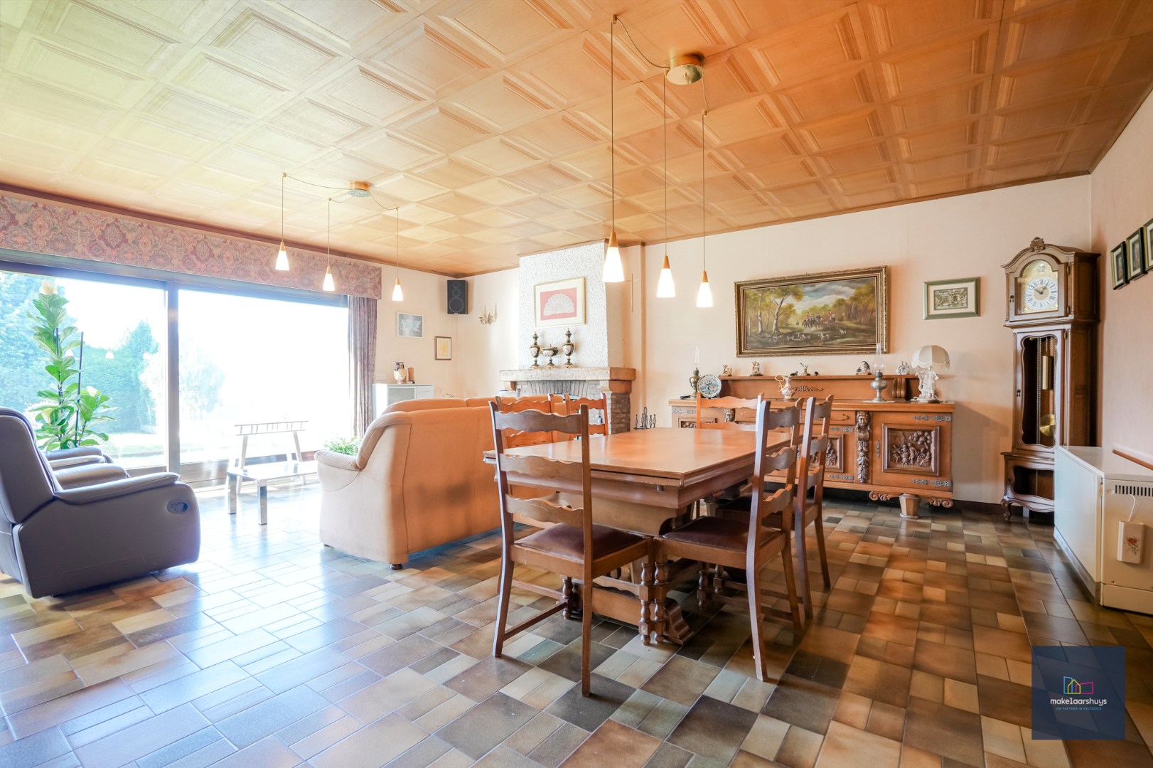 Ruime bungalow met garage op 1980m² grond 