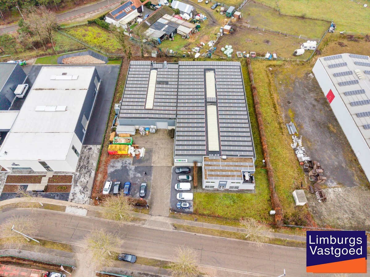 Industrieel gebouw, met woonst.1.696m², met kantoren 120m² + appartement 120m², Genk-Zuid 