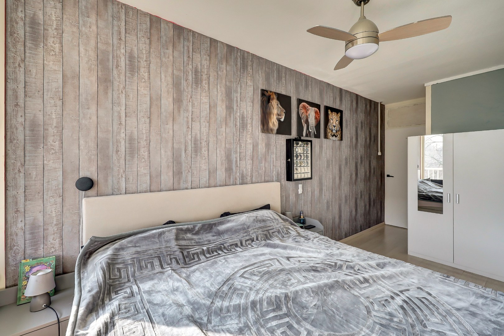 Dit lichte 4-kamer appartement op de 4e verdieping, met 3 slaapkamers, keurige keuken, balkon op het zuiden en berging in de onderbouw is gelegen in de populaire wijk "Ommoord". 