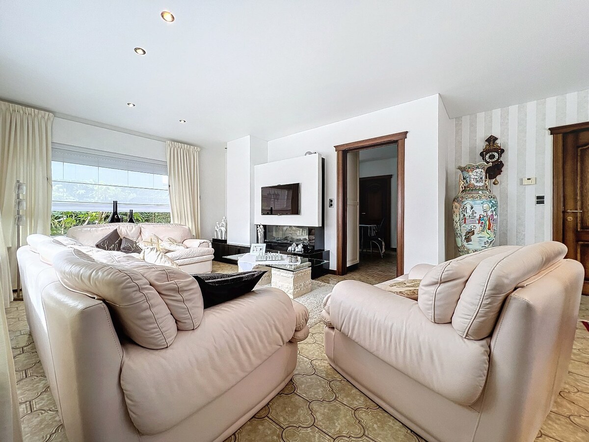 Instapklare en lichtrijke laagbouwwoning met garage te Kerksken 