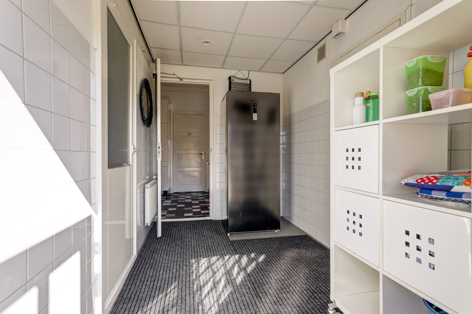 Vrijstaande woning met diepe zonnige tuin, overkapping en royale bijgebouwen 