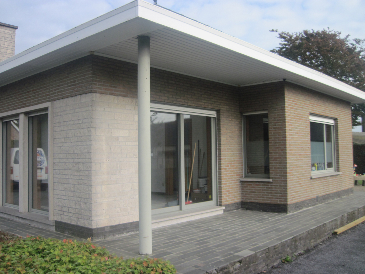 Degelijke gelijkvloerse woning. 