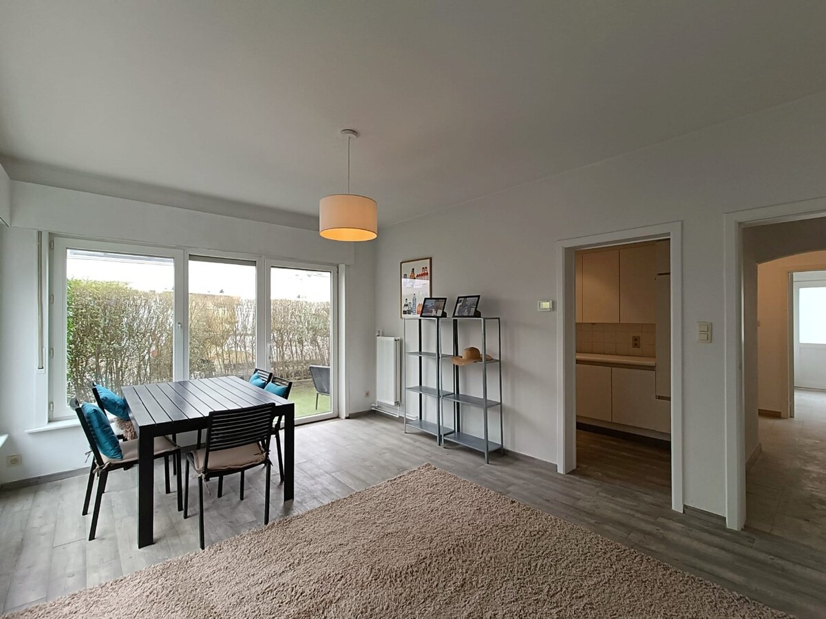 Lichtrijk 2-slaapkamerappartement met terras, garage en extra staanplaats in het centrum van Heist 