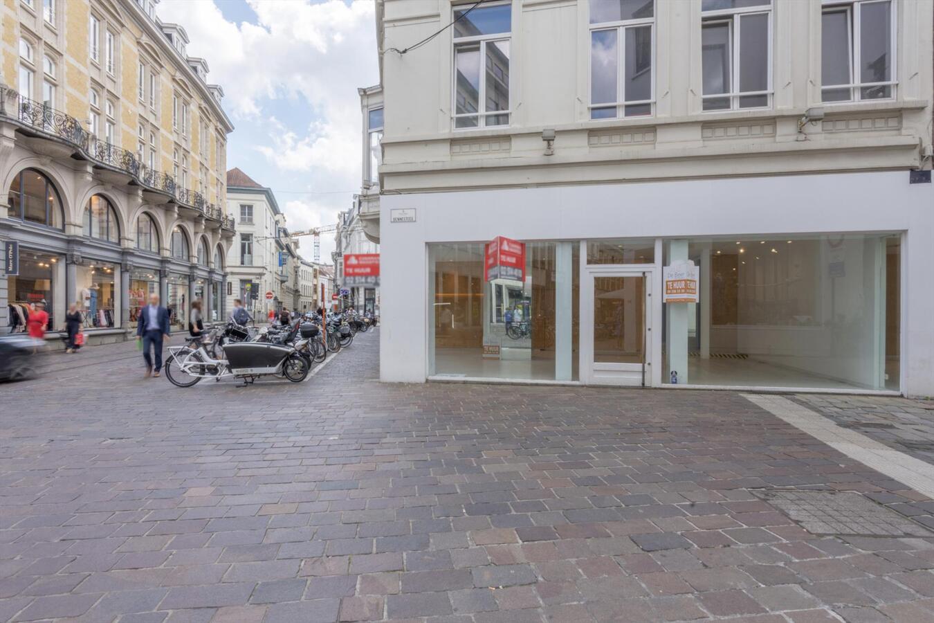 Lichtrijke winkelruimte in de kuip van Gent 