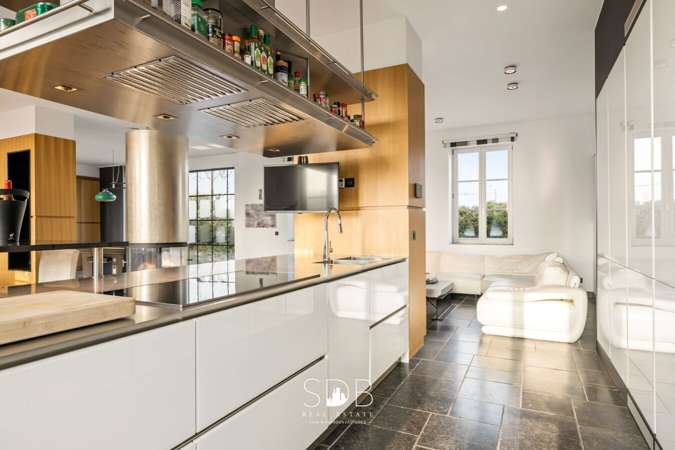 Prachtige villa in hoevestijl met bijgebouwen en akkerlanden/weilanden op 1,45ha 