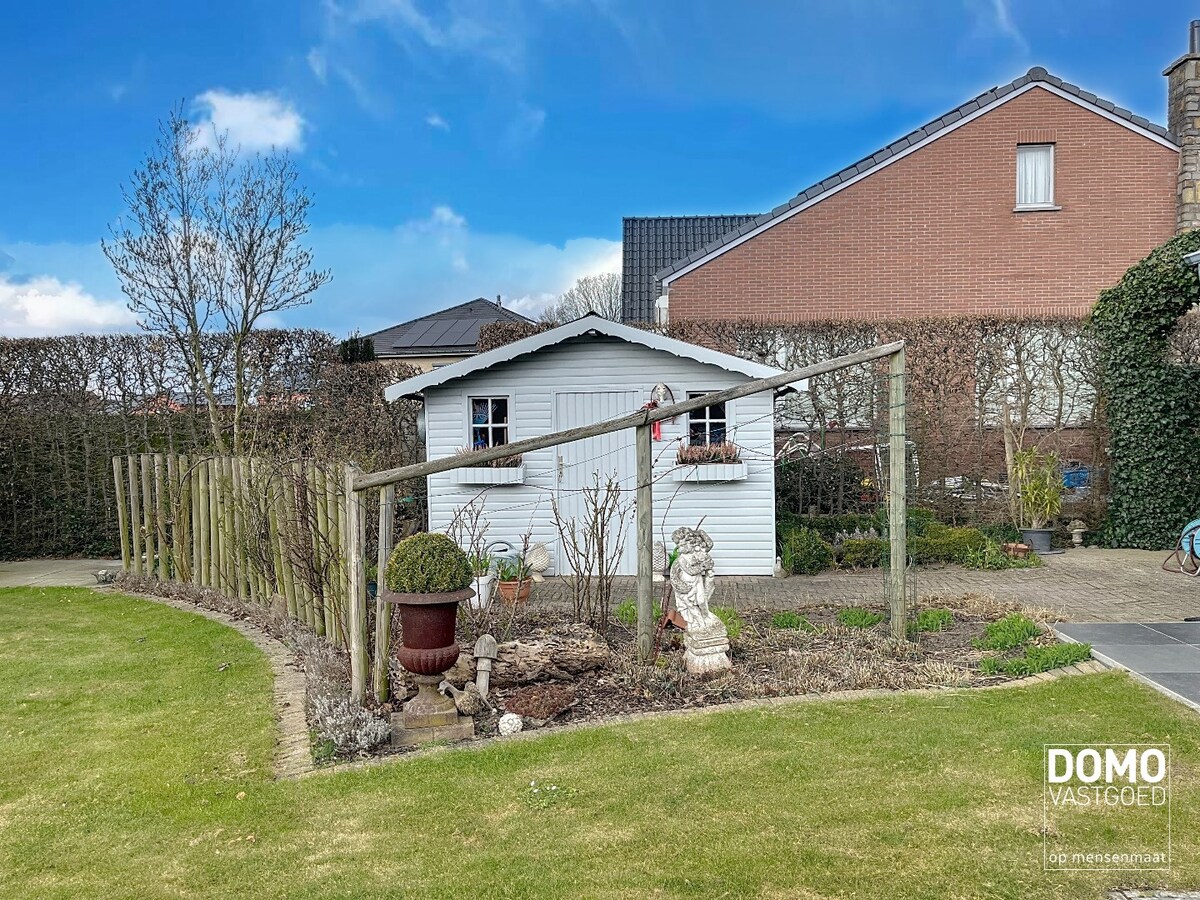 Ruime woning met 4 slaapkamers, groene tuin, terras en inpandige garage 