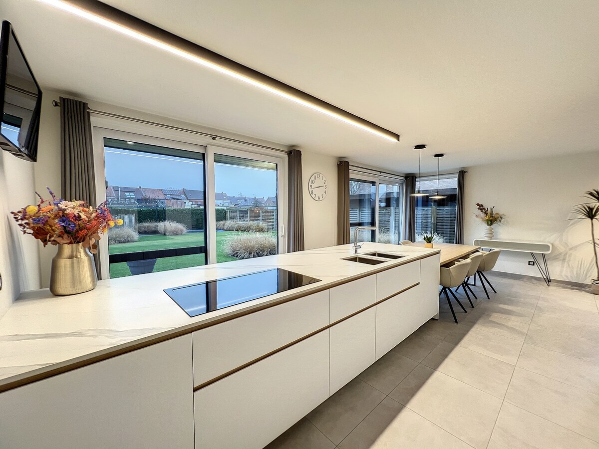 Prachtige instapklare woning met vier slaapkamers in een aangename wijk te Roeselare (Beitem). 