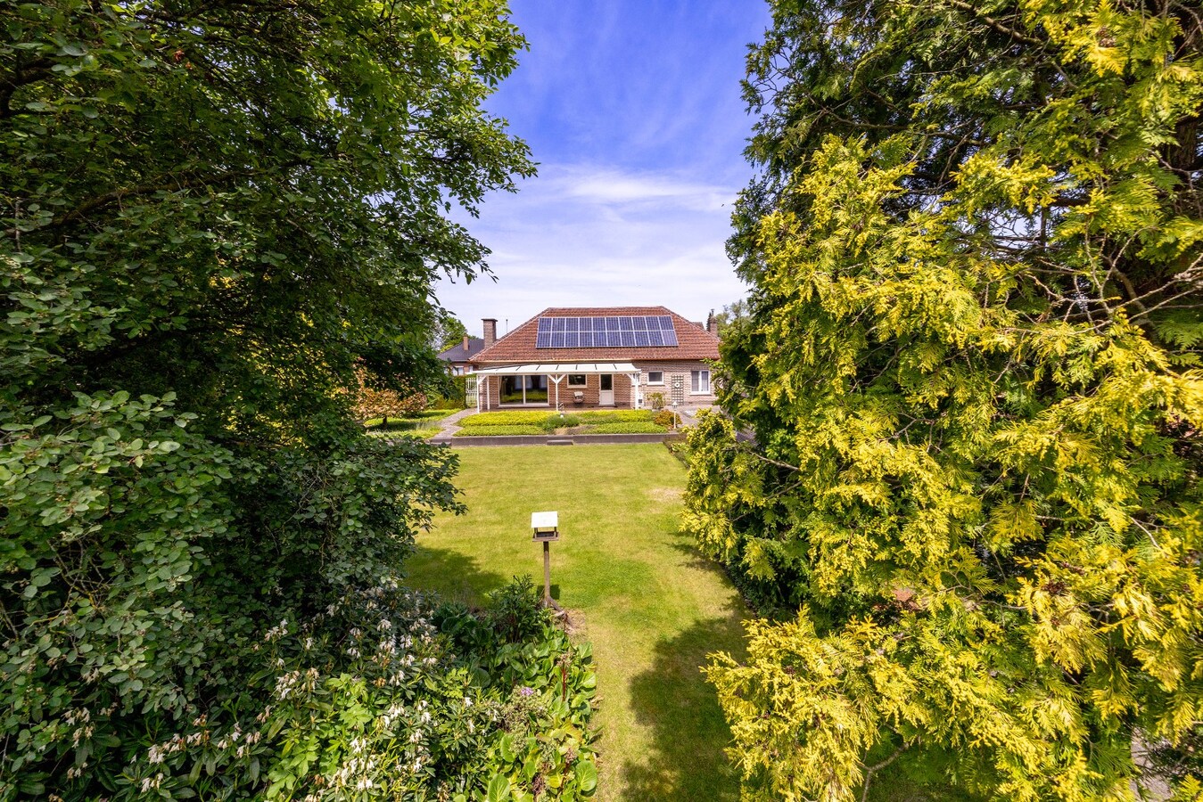 Instapklaar landhuis met mooi aangelegde tuinzone 
