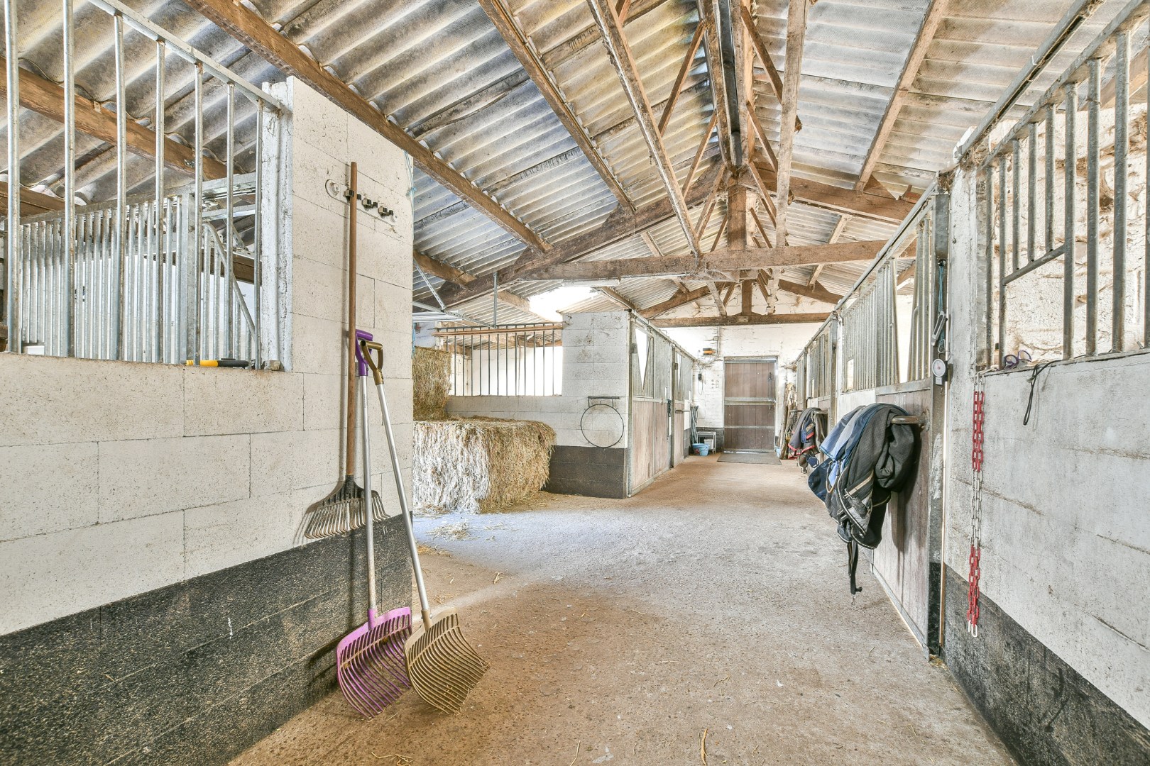 Authentieke hoeve met bouwland &amp; stallen op unieke landelijke ligging tussen De Haan en Nieuwmunster 
