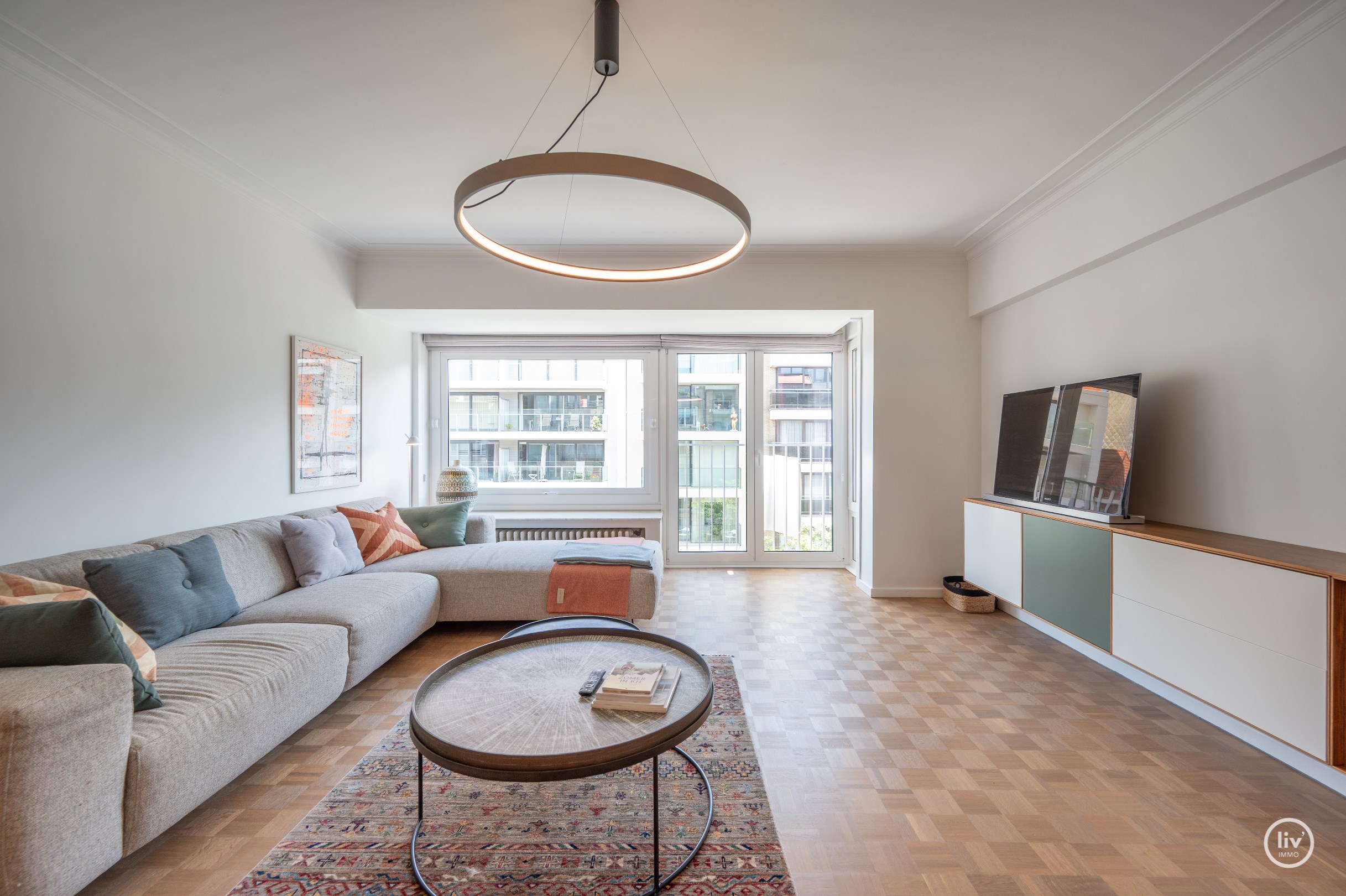 Modern en stijlvol gerenoveerd appartement in hartje Knokke. 