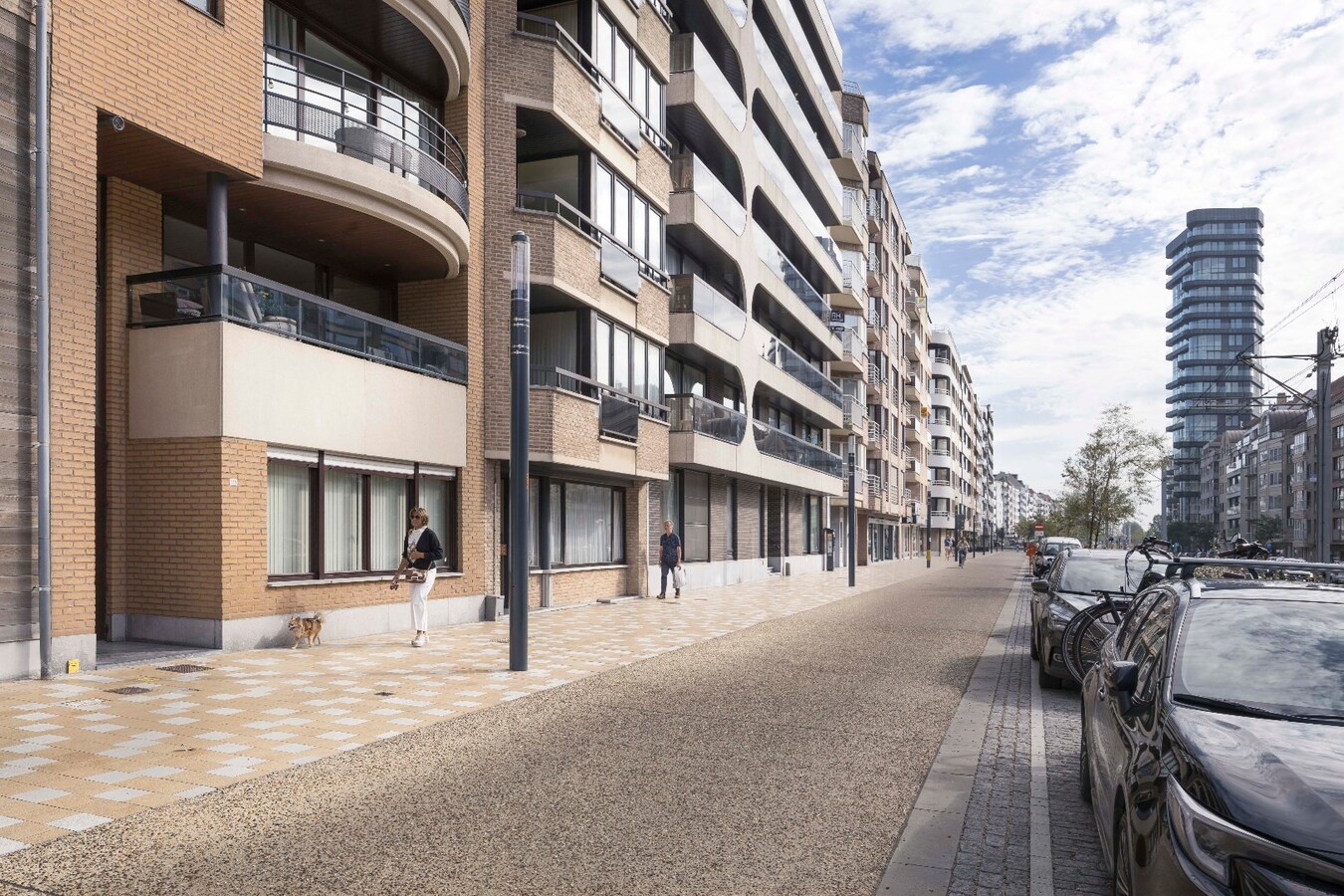 Zonnig tweeslaapkamerappartement op enkele passen van de zeedijk te Heist. 