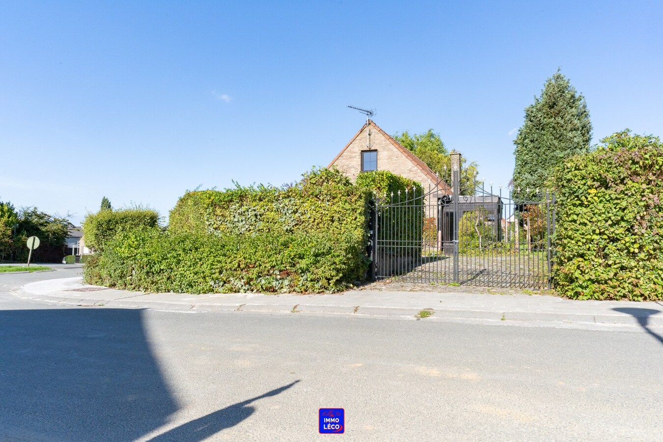 Villa "Semi Plain-Pied" érigée sur une parcelle de 669m², 2 garages, parking privé ! 