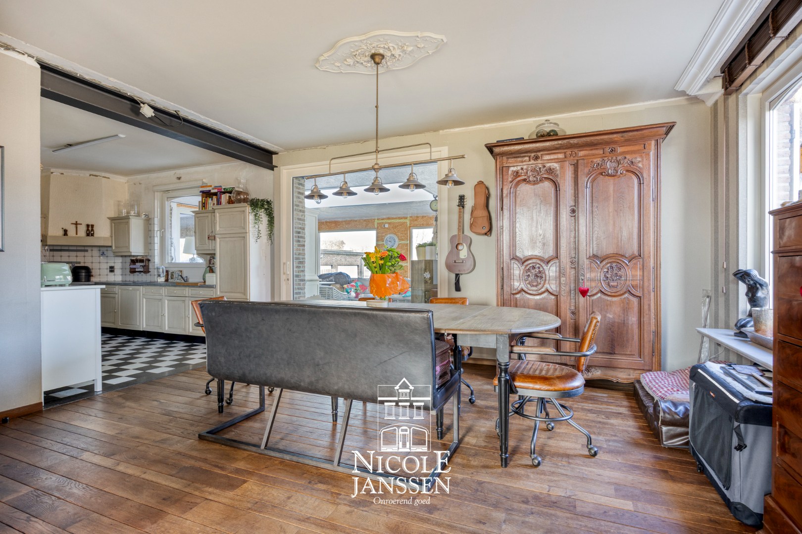 Eetruimte met parketvloer