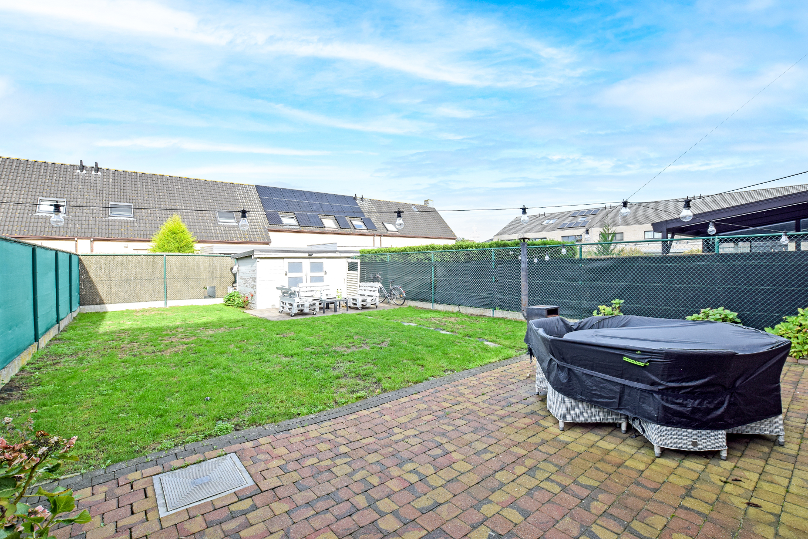 Instapklare energiezuinige woning met garage op 289m² te De Panne. 