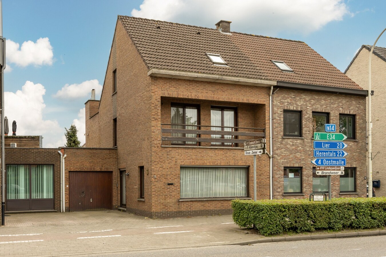 Ruime woning met praktijkmogelijkheden in het hart van Zoersel 