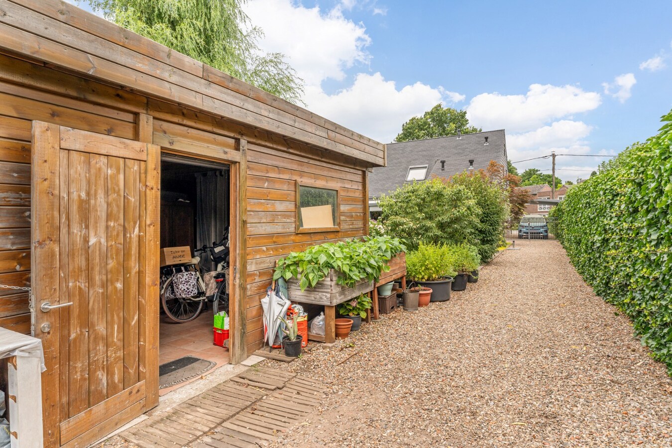 Zeer goed onderhouden en praktisch ingedeelde gezinswoning met 4 slaapkamers en prachtige tuin. 