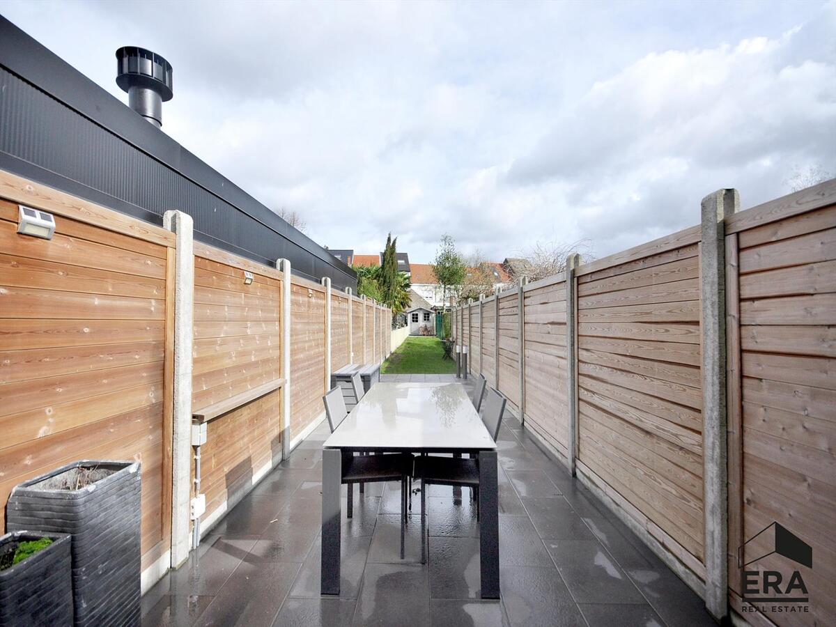 Dé ideale stadswoning. Gelegen in brede, doodlopende straat nabij UZ. 