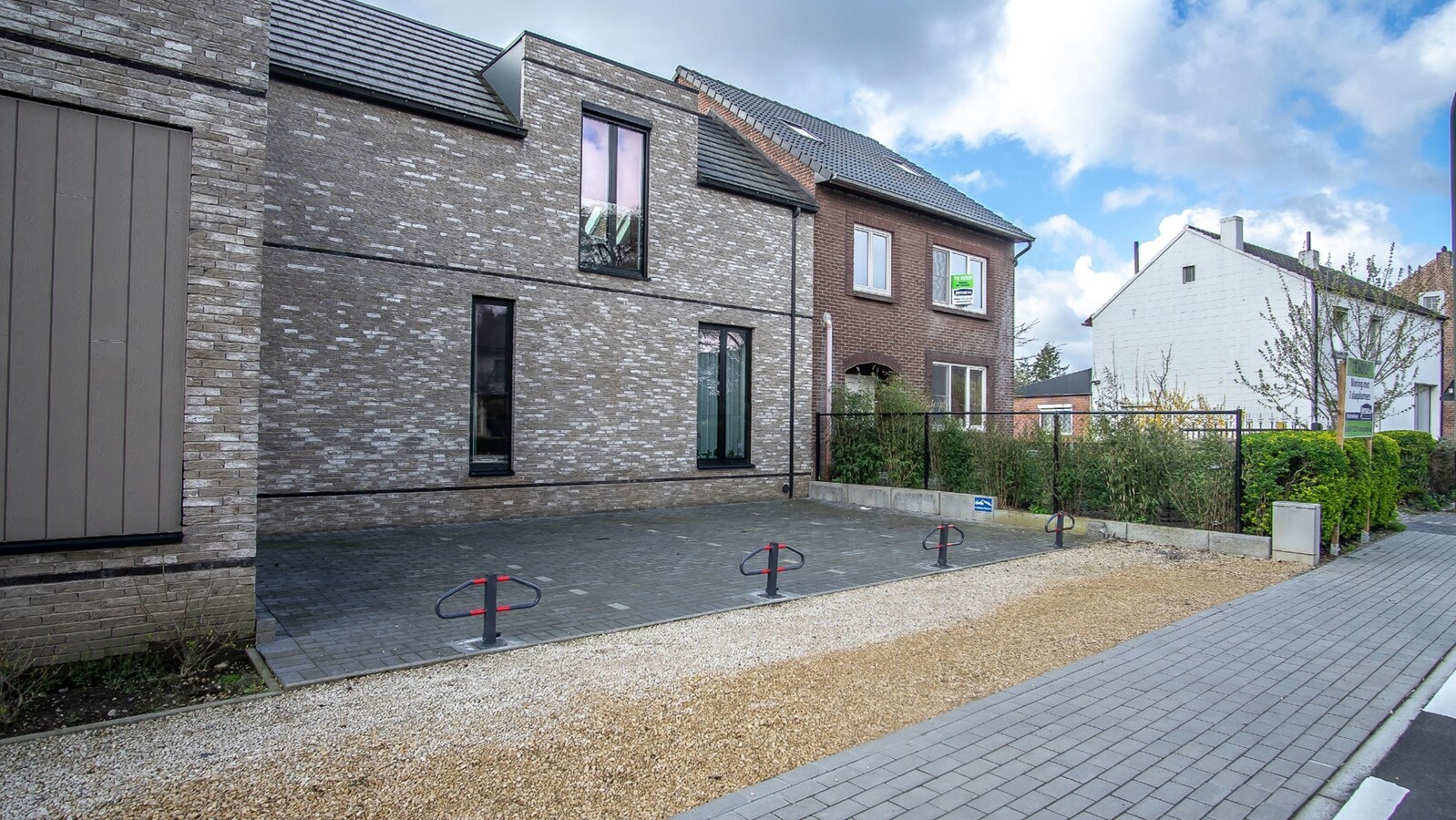 4 Bovengrondse parkeerplaatsen , bij centrum Stokkem 