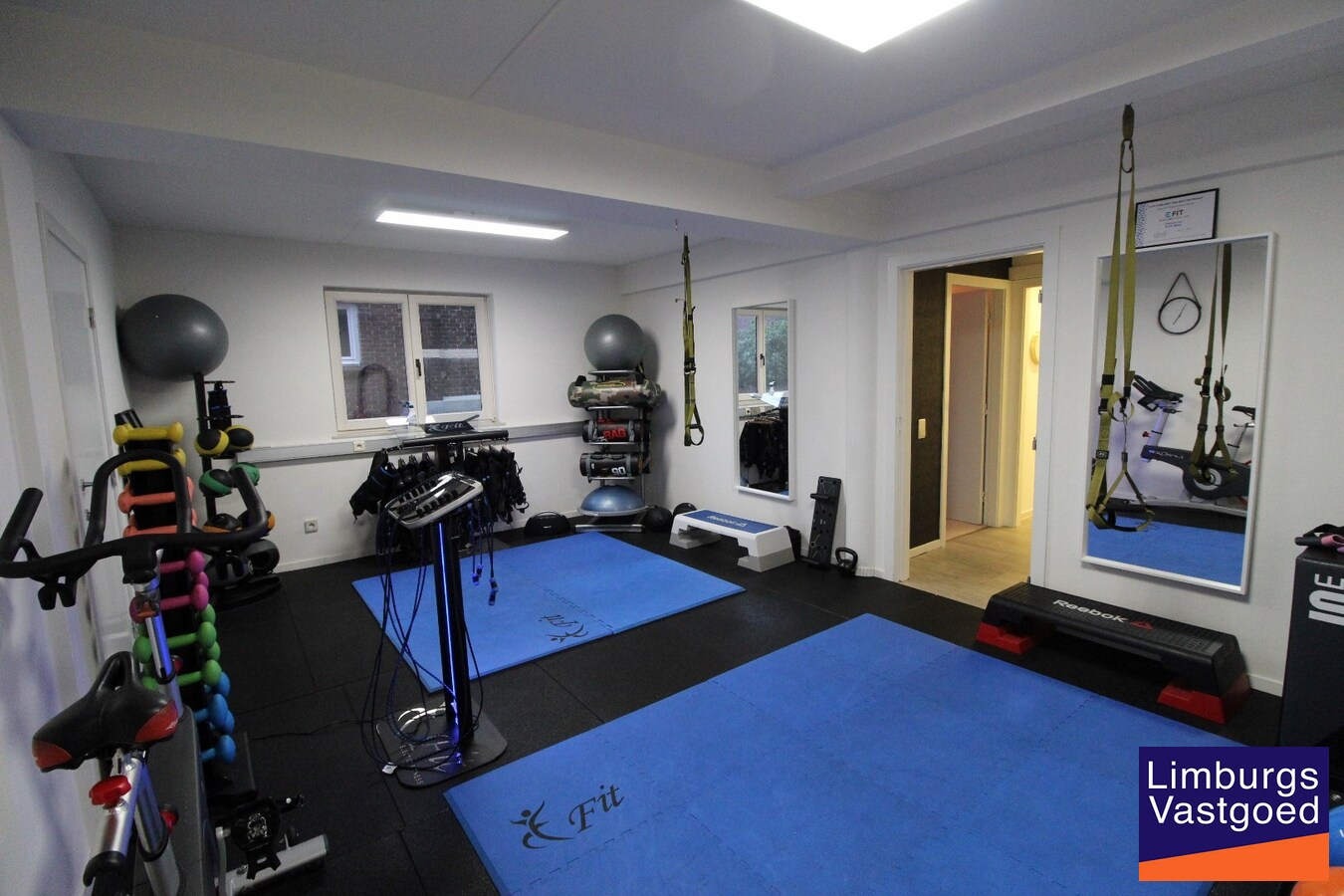 Handels/praktijkruimte, 110m², kelder met drijfkracht, parking 