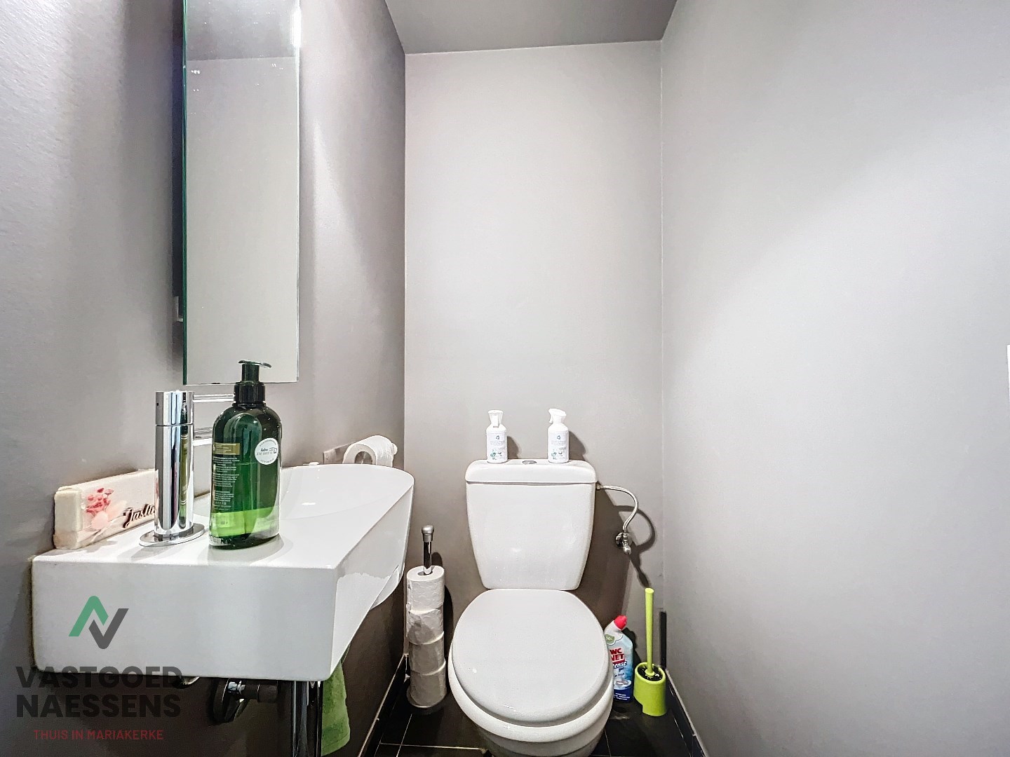 Appartement prêt à emménager avec 2 chambres et vue latérale sur la mer. 