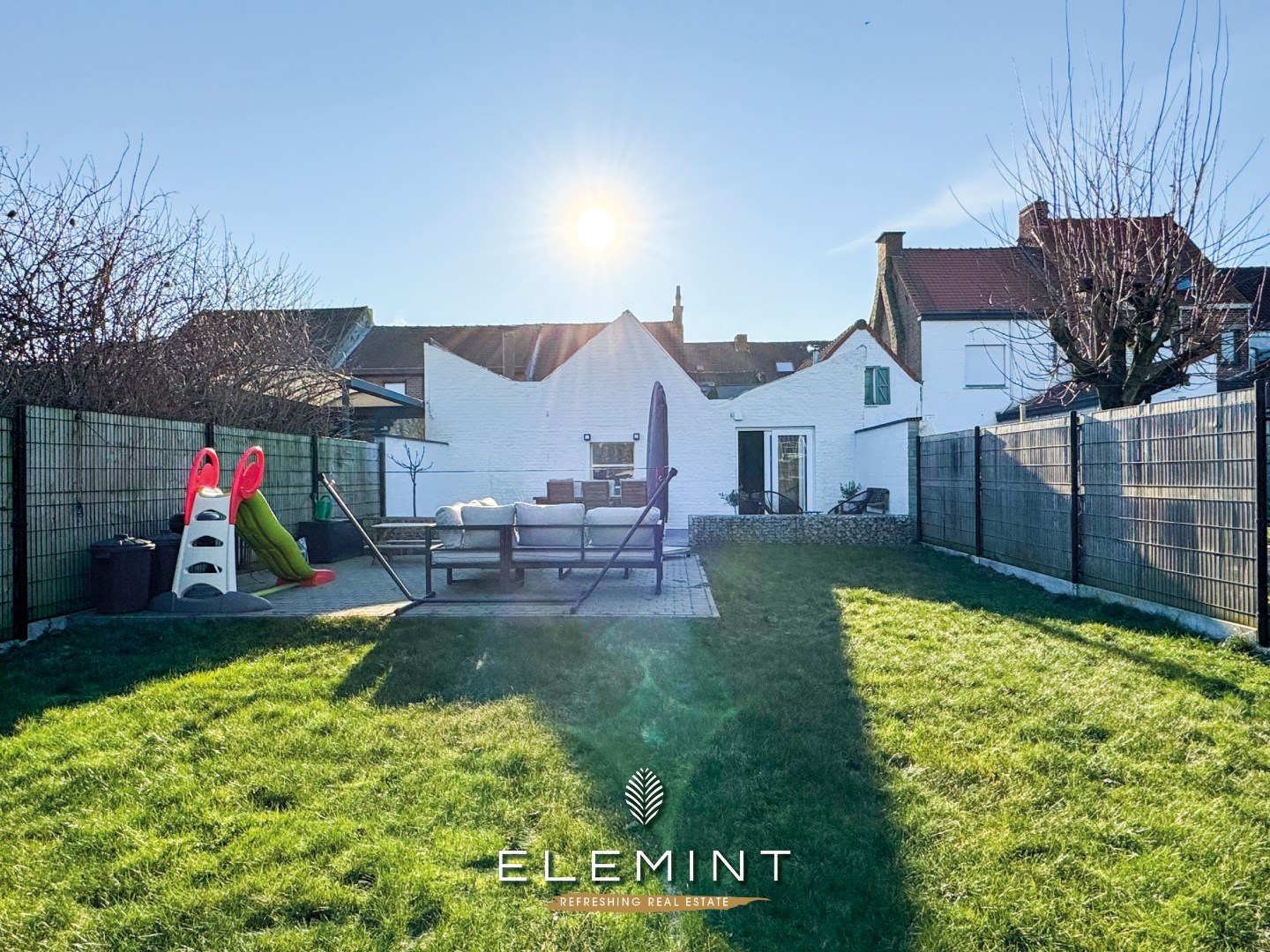 Gezinswoning met aanpalende magazijn en mooie tuin 